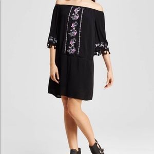 🛍💵 4/$25 Off the Shoulder Shift Dress